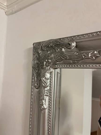 Helkroppsspegel med silverfärgad ram