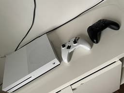Microsoft Xbox One S spelkonsol vit