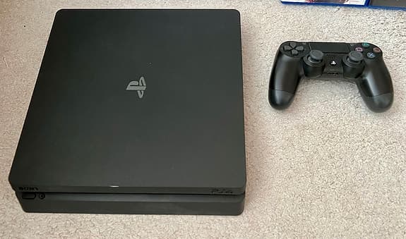 PS4 Slim 1 TB + 6 spel + original handkontroll – fint skick