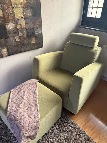 Fotölj med fotpall