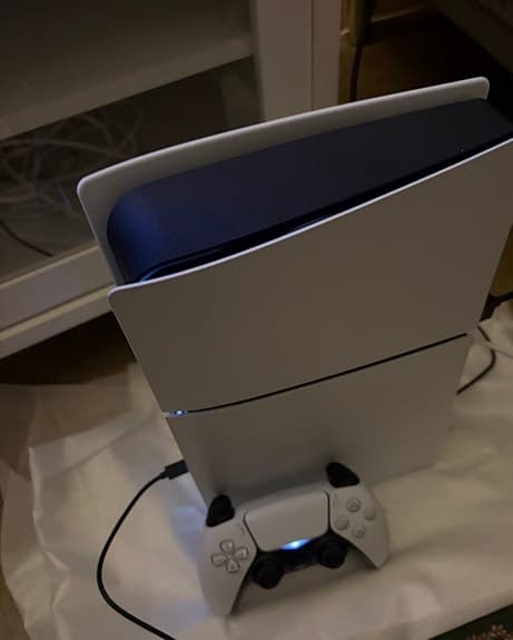 Sony PlayStation 5 spelkonsol med handkontroll