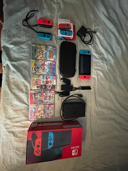 Nintendo Switch konsol med Joy-Con blå/röd