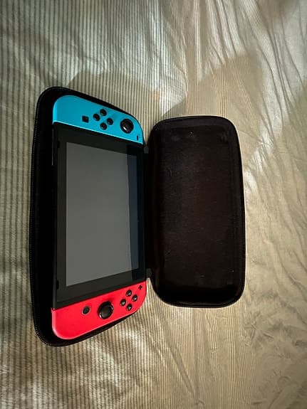 Nintendo Switch konsol med Joy-Con blå/röd