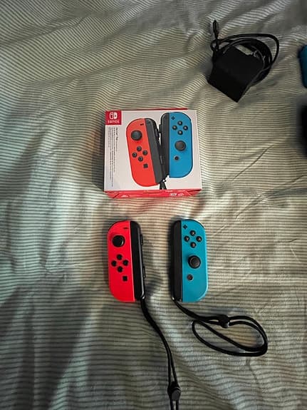 Nintendo Switch konsol med Joy-Con blå/röd