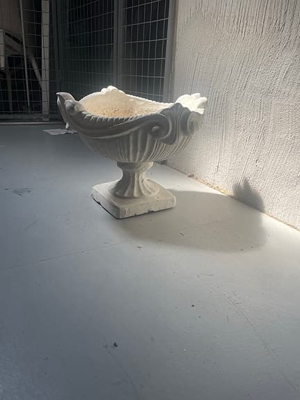 Vacker gammal betongkruka