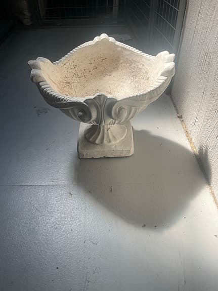 Vacker gammal betongkruka