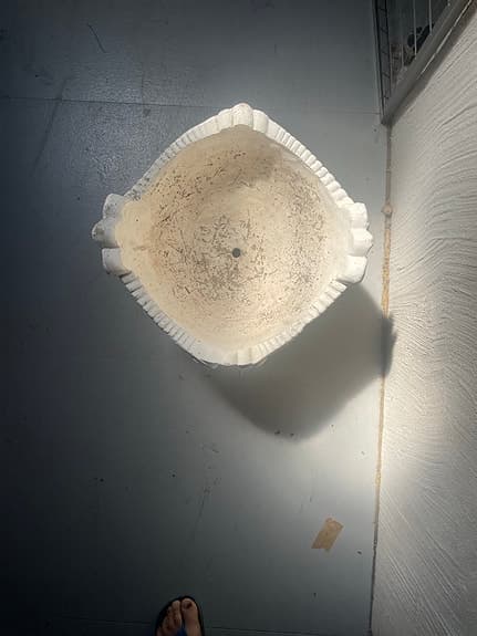 Vacker gammal betongkruka