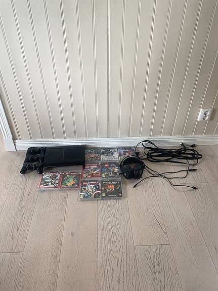 PlayStation 3 Super Slim 500GB – 3 handkontroller, 9 spel & tillbehör