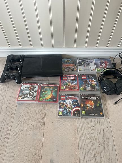 PlayStation 3 Super Slim 500GB – 3 handkontroller, 9 spel & tillbehör