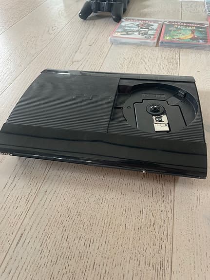 PlayStation 3 Super Slim 500GB – 3 handkontroller, 9 spel & tillbehör