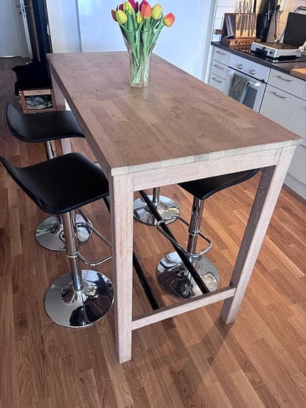 Barbord i ek + barstolar