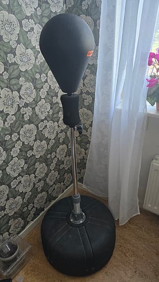 Boxningssäck på fot med boxningshandskar