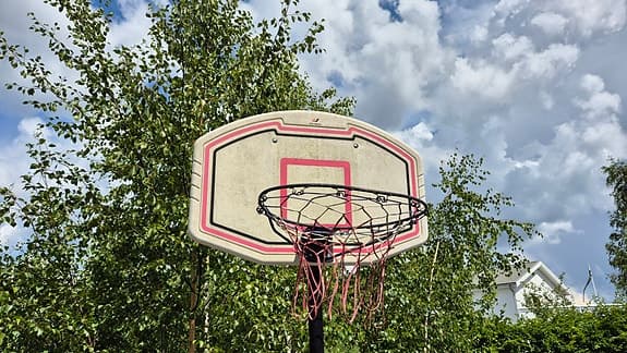 Basketkorg med ställning