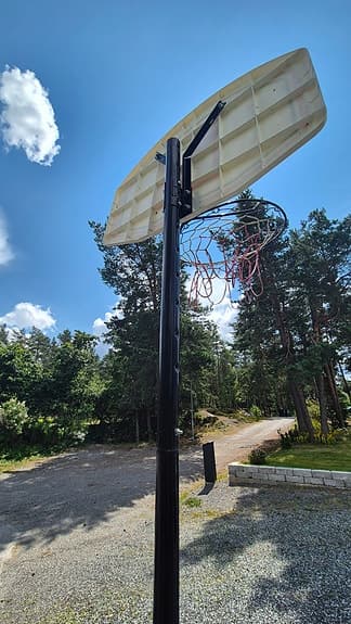 Basketkorg med ställning