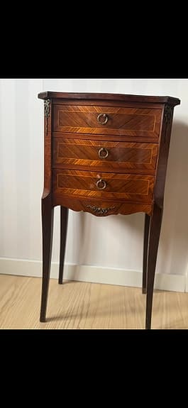 Elegant stilbyrå / sängbord – AB Rococo-Möbler Fredriksdal