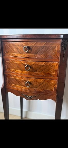 Elegant stilbyrå / sängbord – AB Rococo-Möbler Fredriksdal