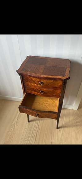 Elegant stilbyrå / sängbord – AB Rococo-Möbler Fredriksdal