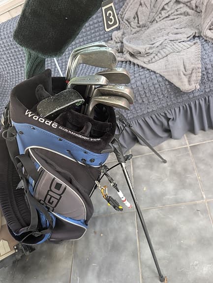 Golfset med bag och järnklubbor