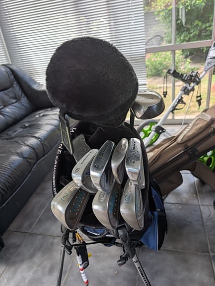 Golfset med bag och järnklubbor