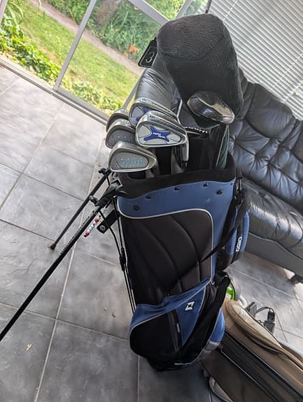 Golfset med bag och järnklubbor