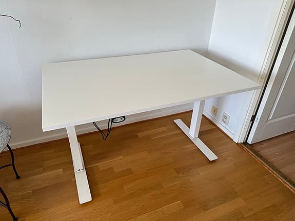 Elektriskt höj- och sänkbart skrivbord