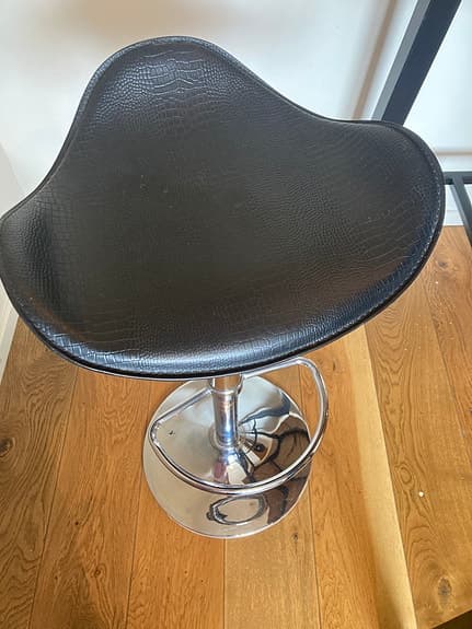 Barbord med två stolar