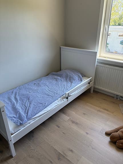Vit barnsäng med hög gavel