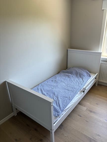 Vit barnsäng med hög gavel