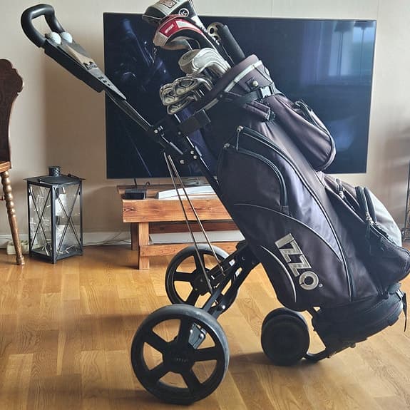 Golfset med vagn och klubbor.
