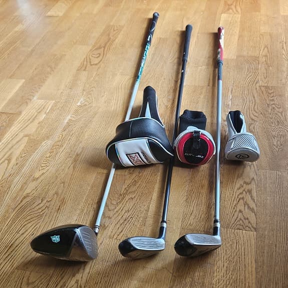 Golfset med vagn och klubbor.