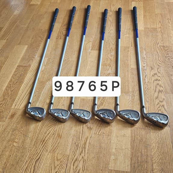 Golfset med vagn och klubbor.