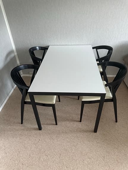 Matbord med 4 stolar