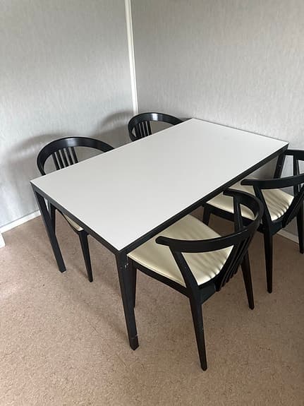 Matbord med 4 stolar
