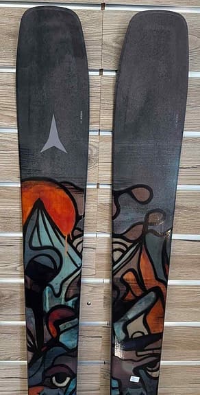 Atomic Bent 100 Mod.2026 i 179cm med Marker Griffon 13 TCX Demo