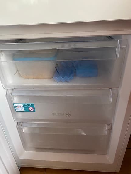 Vit kyl och frys kombiskåp