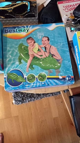 Badleksaker uppblåsbara krokodiler och glassflotte