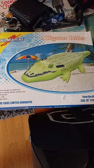 Badleksaker uppblåsbara krokodiler och glassflotte