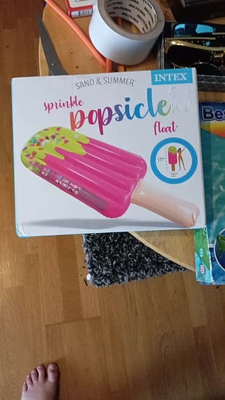 Badleksaker uppblåsbara krokodiler och glassflotte