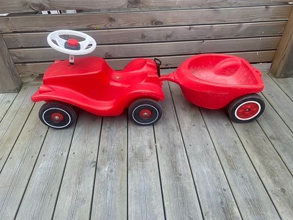 Röd Bobby Car med släpvagn