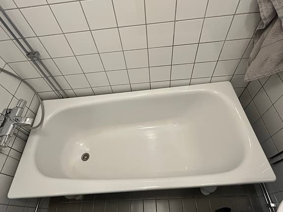 Vitt Ifö badkar med tassar 147x70 cm