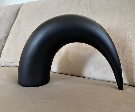 Svart vas i hornform cool unik mattsvart stor design kruka