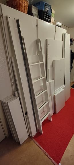 Loftsäng/våningssäng SMÅSTAD med skrivbord och hurts.