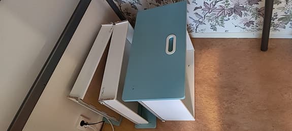 Loftsäng/våningssäng SMÅSTAD med skrivbord och hurts.