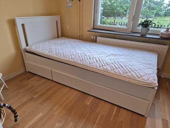 IKEA Songesand  säng med resårmadrass, bäddmadrass och utdragslådor