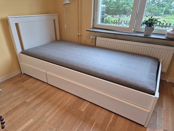 IKEA Songesand  säng med resårmadrass, bäddmadrass och utdragslådor
