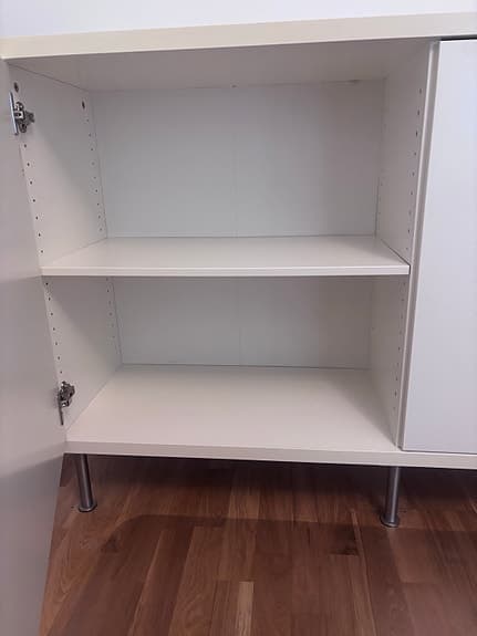 En vit byrå