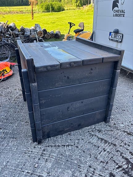 Svart trädgårdskompost med lock 600 liter