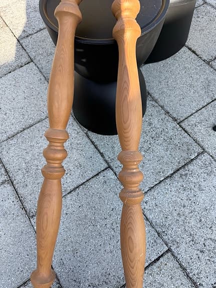 Svarvade träben till bord eller möbel