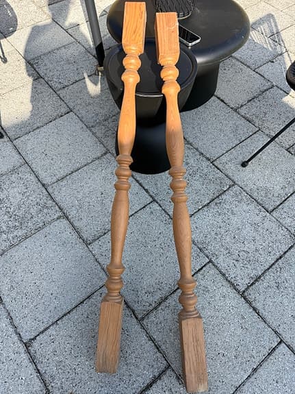 Svarvade träben till bord eller möbel