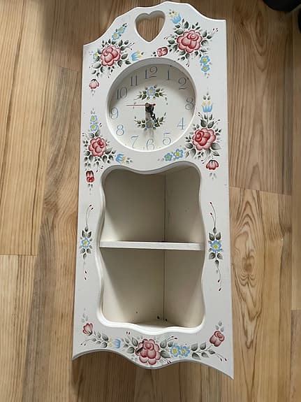 väggklocka med hylla blommönstrad